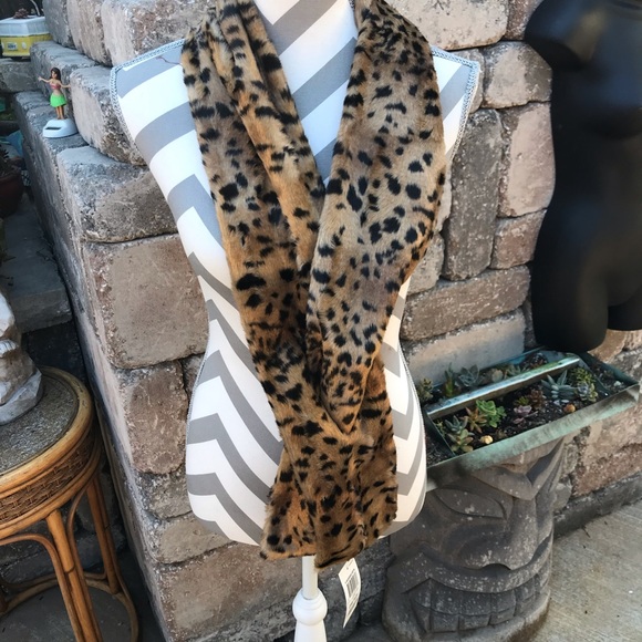 NWT Faux fur scarf! - Picture 3 of 3